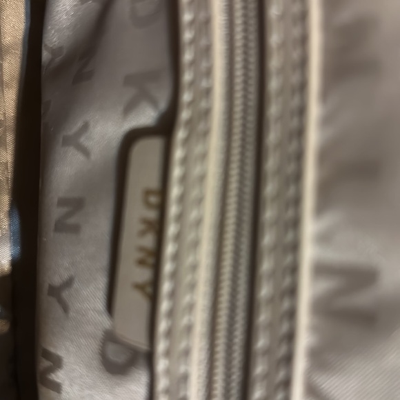 DKNY NWOT  small handbag natural with zipped top chain and cream straps - Picture 9 of 10